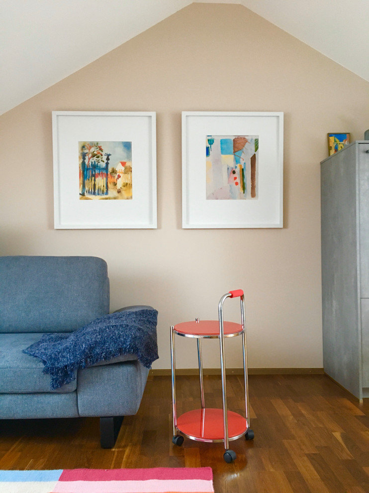 Imagen de salón abierto nórdico de tamaño medio con paredes beige, suelo de madera en tonos medios y suelo marrón