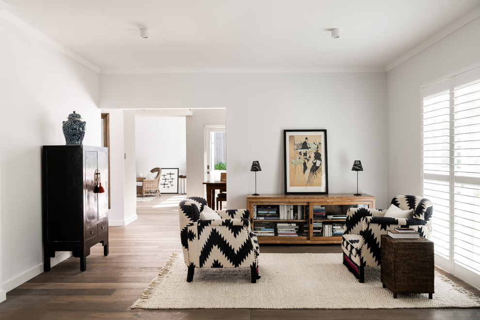 Ispirazione per un soggiorno tradizionale con pareti bianche, parquet scuro e pavimento marrone