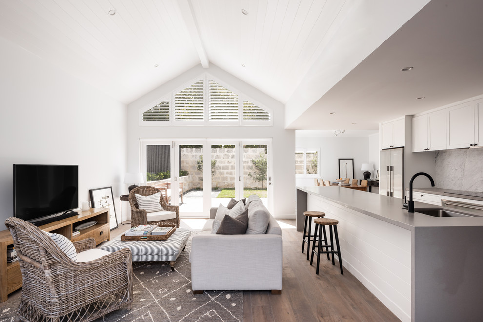 Offenes Klassisches Wohnzimmer ohne Kamin mit weißer Wandfarbe, dunklem Holzboden, freistehendem TV und braunem Boden in Perth