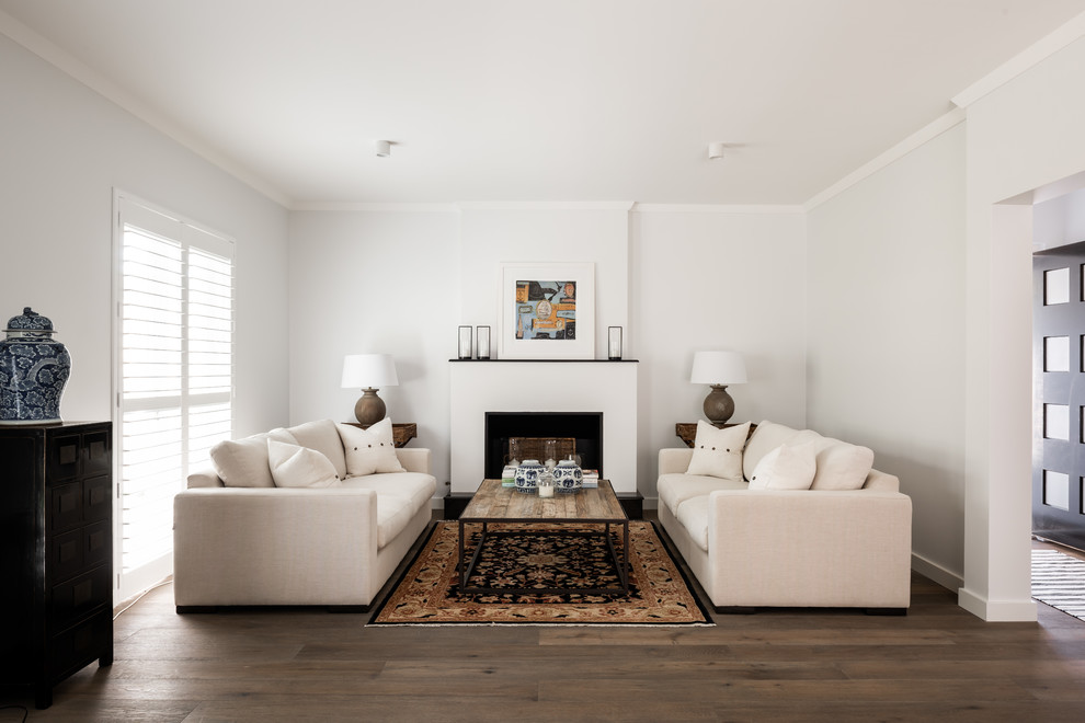 Источник вдохновения для домашнего уюта: гостиная комната в стиле неоклассика (современная классика) с серыми стенами, темным паркетным полом, стандартным камином и коричневым полом