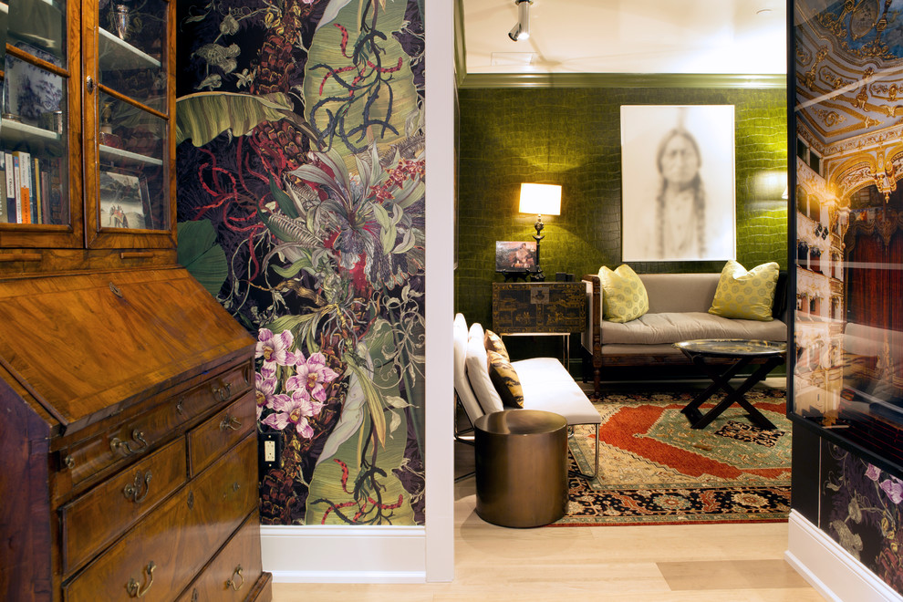 На фото: парадная, изолированная гостиная комната среднего размера в стиле фьюжн с зелеными стенами, бежевым полом и светлым паркетным полом без камина, телевизора с