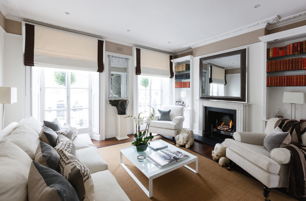 Immagine di un soggiorno chic con pareti marroni e camino classico