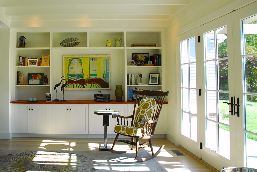 Eklektisches Wohnzimmer mit weißer Wandfarbe in Boston