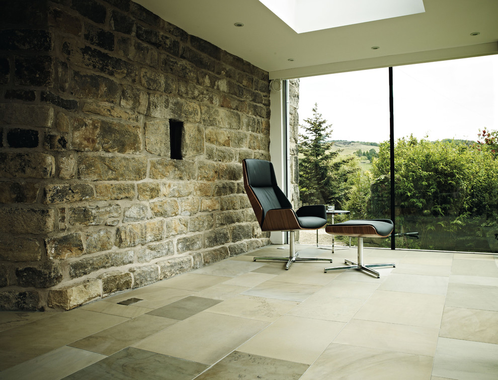 Idée de décoration pour un salon design avec un sol en calcaire.