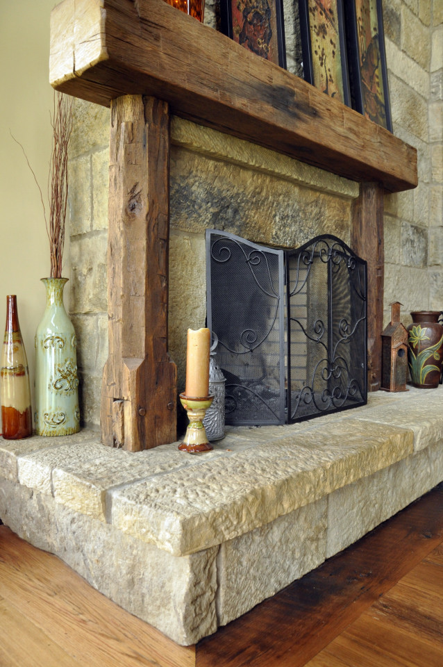 Foto de salón para visitas cerrado tradicional grande sin televisor con paredes beige, suelo de madera en tonos medios, todas las chimeneas y marco de chimenea de piedra