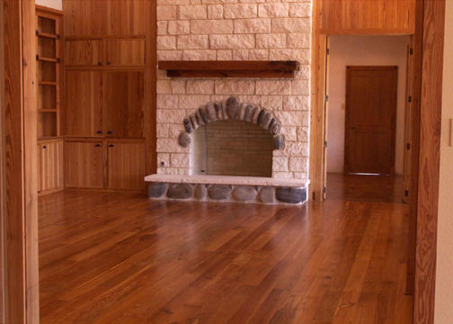 Ispirazione per un grande soggiorno stile rurale con pavimento in legno massello medio