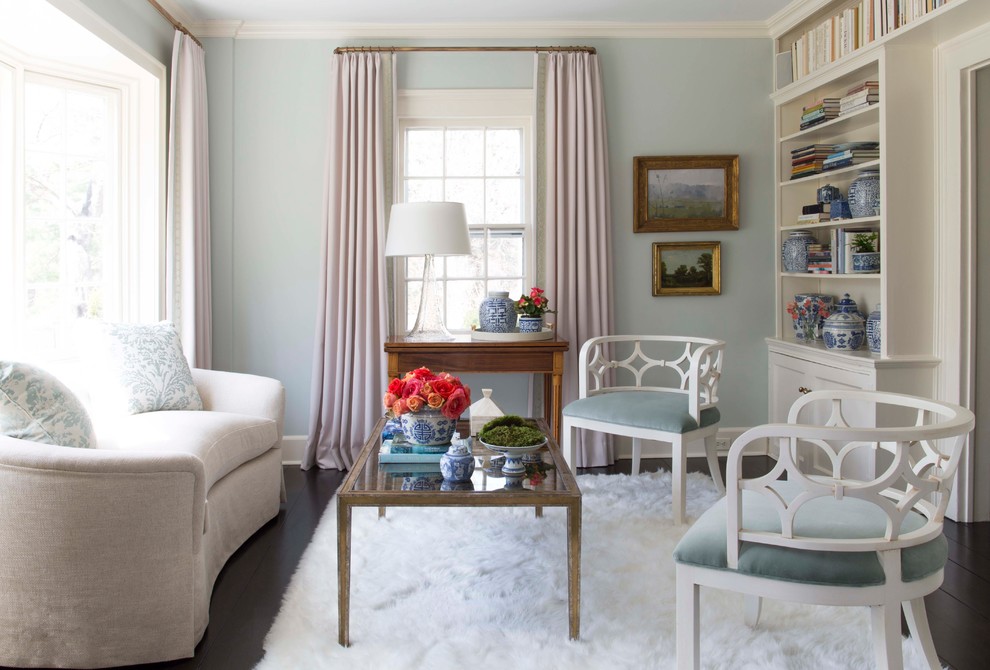 На фото: изолированная гостиная комната в классическом стиле с с книжными шкафами и полками, синими стенами, темным паркетным полом и красивыми шторами