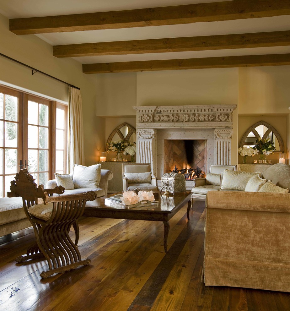 Inspiration pour un salon sud-ouest américain de taille moyenne et fermé avec un mur beige, un sol en bois brun, une cheminée standard et aucun téléviseur.