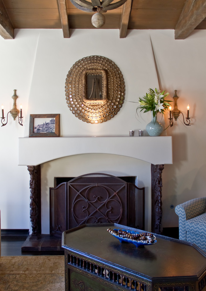 Ispirazione per un soggiorno tradizionale con pareti bianche e camino classico