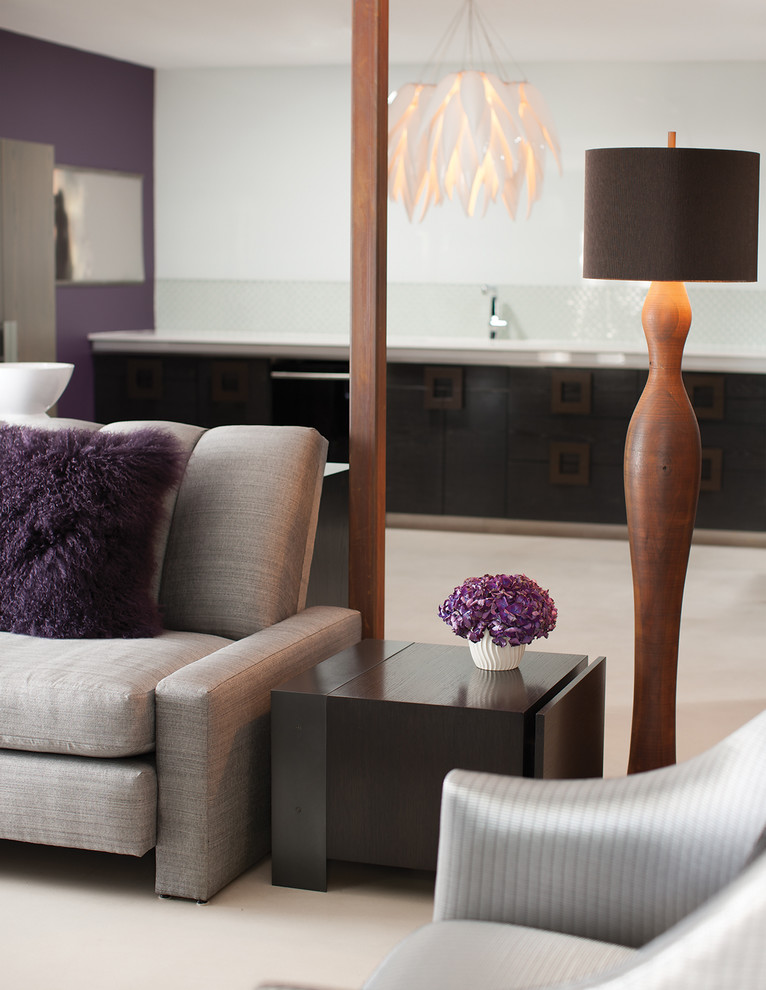 Inspiration pour un salon mansardé ou avec mezzanine design de taille moyenne avec un mur violet et sol en béton ciré.