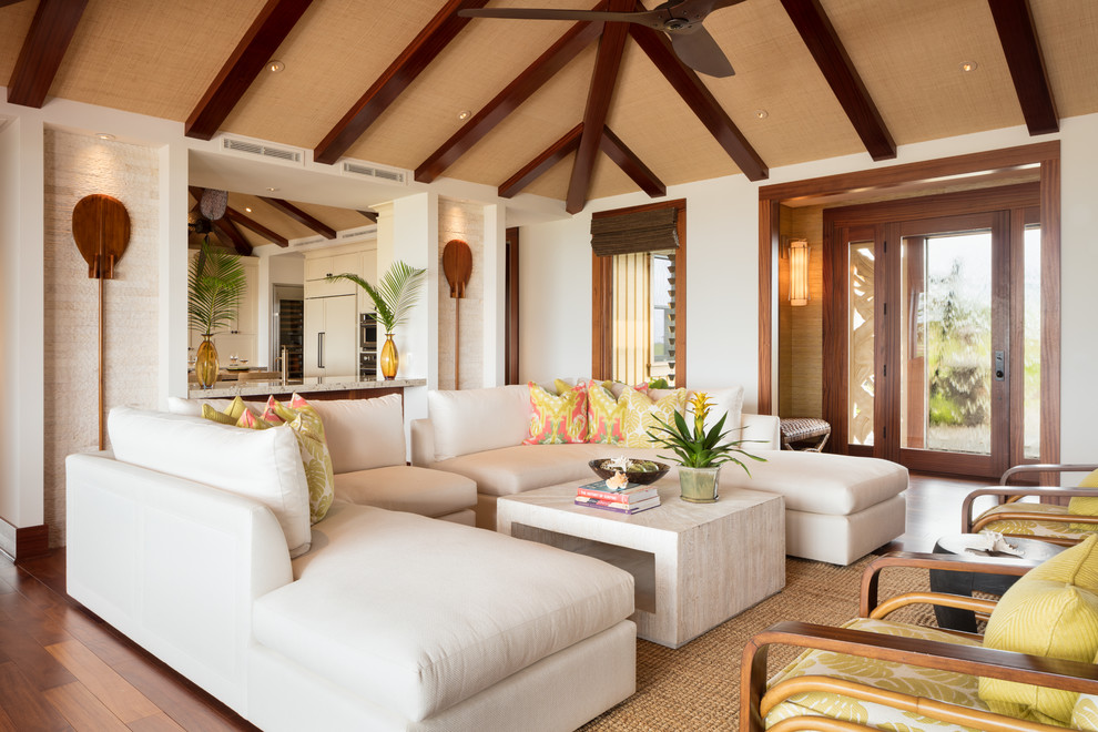 Mittelgroßes, Repräsentatives Wohnzimmer ohne Kamin mit braunem Holzboden und weißer Wandfarbe in Hawaii