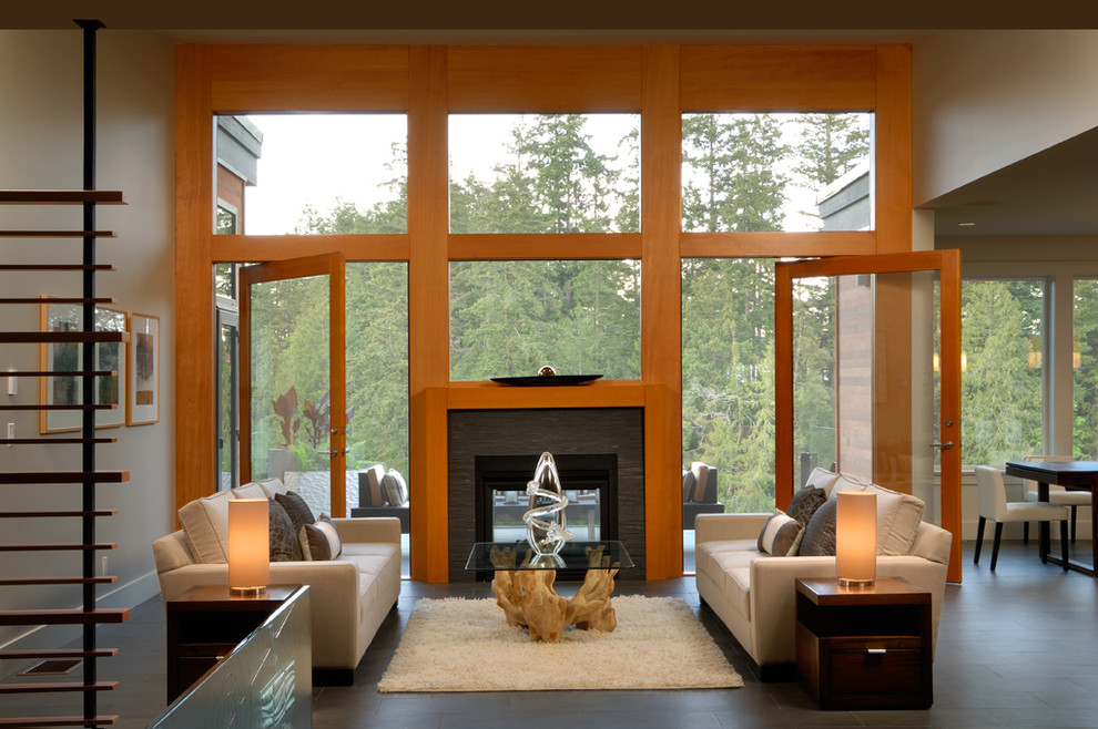 Стильный дизайн: открытая гостиная комната среднего размера в современном стиле с двусторонним камином - последний тренд