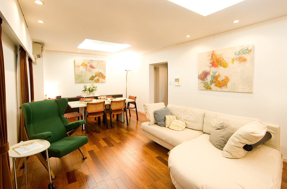 Modernes Wohnzimmer mit weißer Wandfarbe, braunem Holzboden und braunem Boden in Tokio