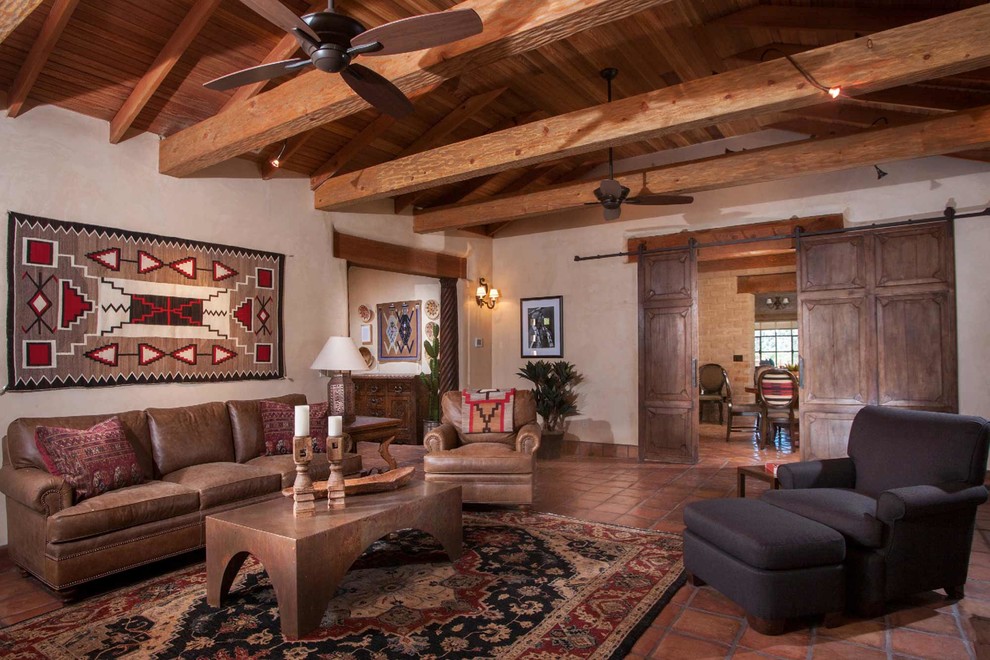 Imagen de salón para visitas cerrado de estilo americano grande con paredes beige, suelo de baldosas de terracota y suelo rojo