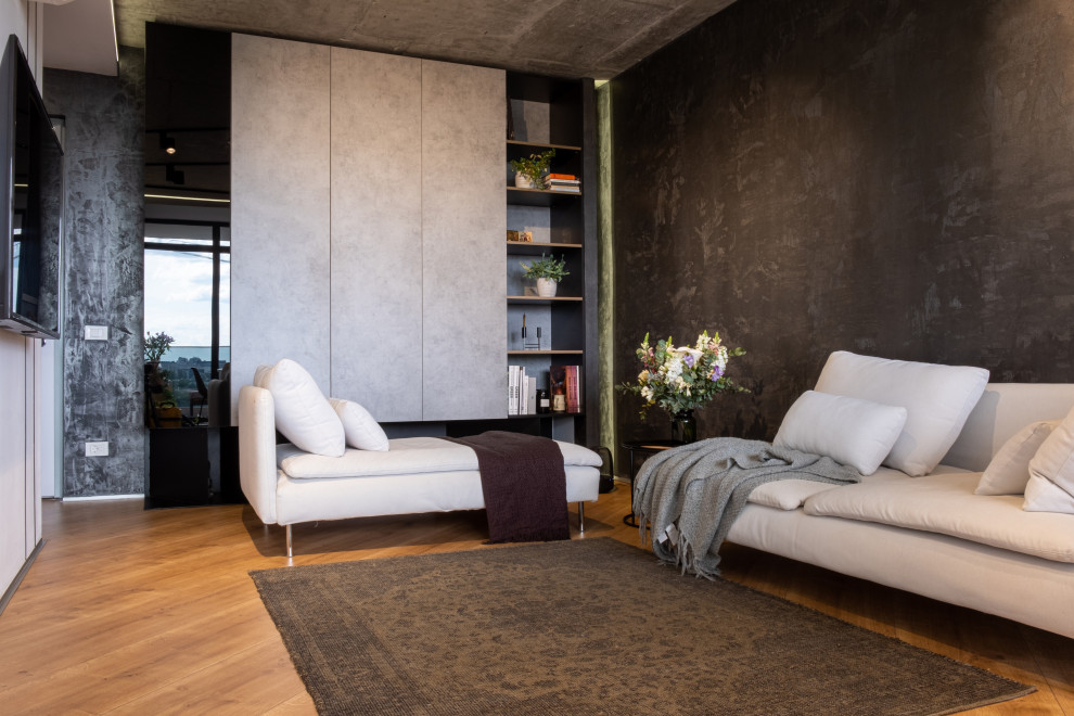 Imagen de salón actual con paredes grises, suelo de madera en tonos medios y suelo marrón