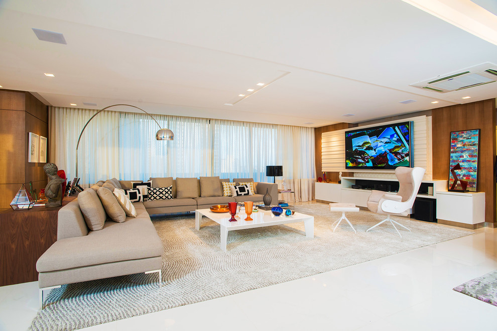 Diseño de salón abierto contemporáneo con paredes marrones, televisor colgado en la pared y suelo blanco