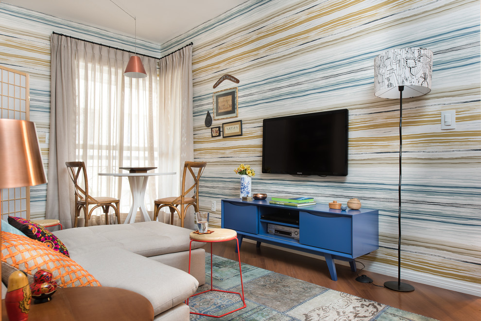 Пример оригинального дизайна: маленькая изолированная гостиная комната в стиле фьюжн с разноцветными стенами, телевизором на стене и обоями за телевизором для на участке и в саду