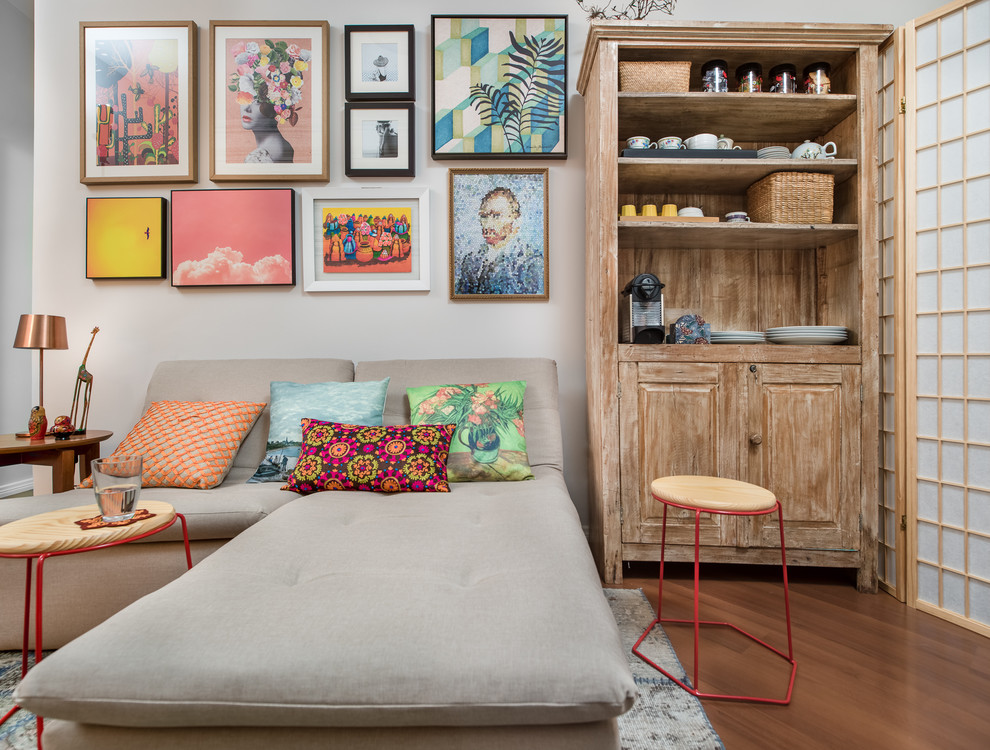 Источник вдохновения для домашнего уюта: маленькая парадная, изолированная гостиная комната в стиле фьюжн с телевизором на стене и серыми стенами для на участке и в саду