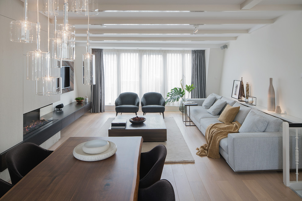 Kleines Modernes Wohnzimmer mit weißer Wandfarbe, braunem Holzboden, Eckkamin, Kaminumrandung aus Holz und TV-Wand in Amsterdam
