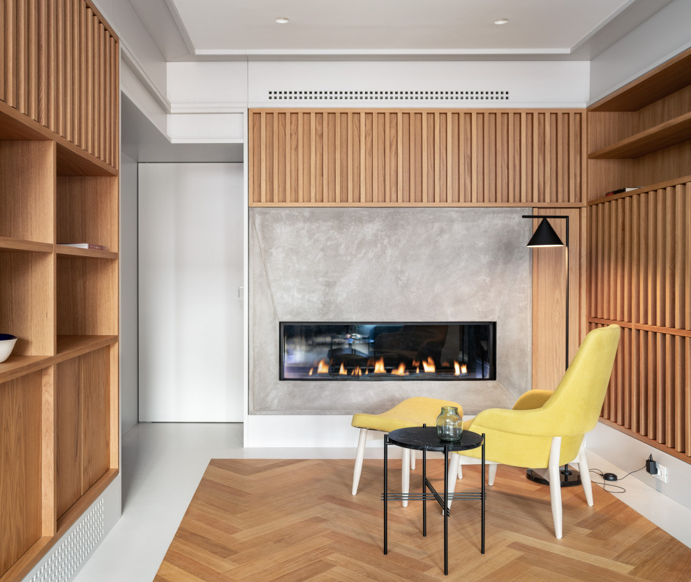 Cette image montre un salon design de taille moyenne avec un mur gris, un sol en bois brun, une cheminée ribbon, un manteau de cheminée en carrelage et un sol beige.
