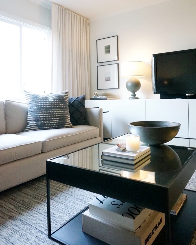 Imagen de salón abierto actual de tamaño medio con paredes blancas y televisor independiente