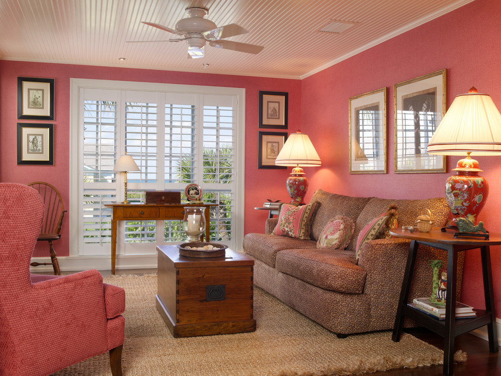 Modelo de salón para visitas cerrado clásico de tamaño medio con paredes rosas y suelo de madera oscura