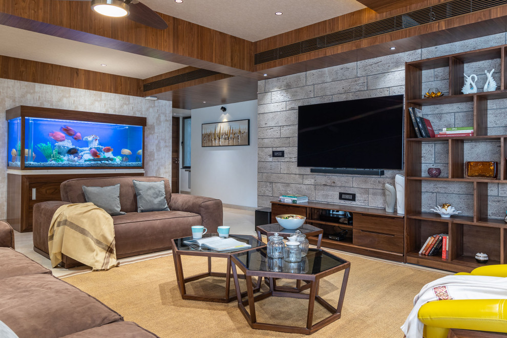 Exempel på ett modernt vardagsrum, med grå väggar, en väggmonterad TV och beiget golv