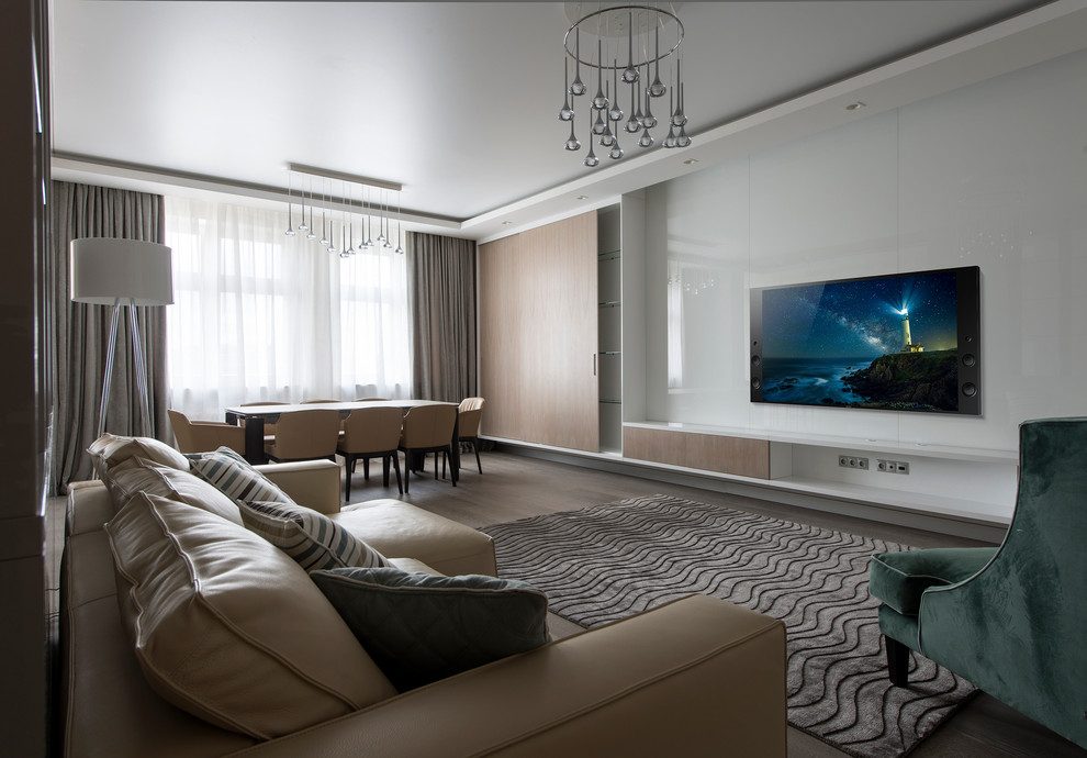 Esempio di un grande soggiorno moderno aperto con TV a parete