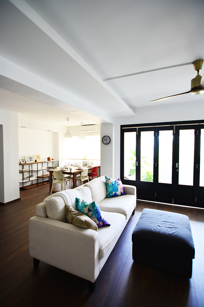 Example of a transitional living room design in Singapore