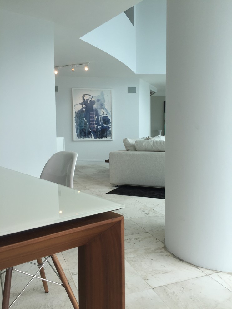 Imagen de salón abierto minimalista grande sin chimenea con paredes blancas y televisor colgado en la pared