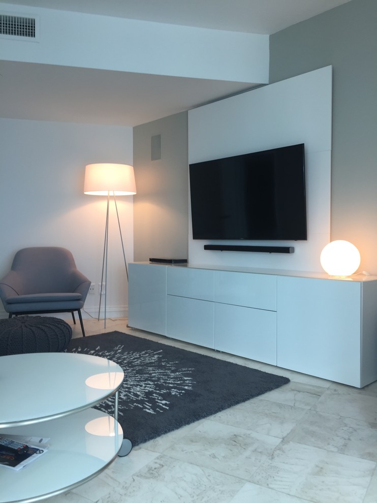 Diseño de salón abierto actual grande sin chimenea con paredes blancas, televisor colgado en la pared y suelo de mármol