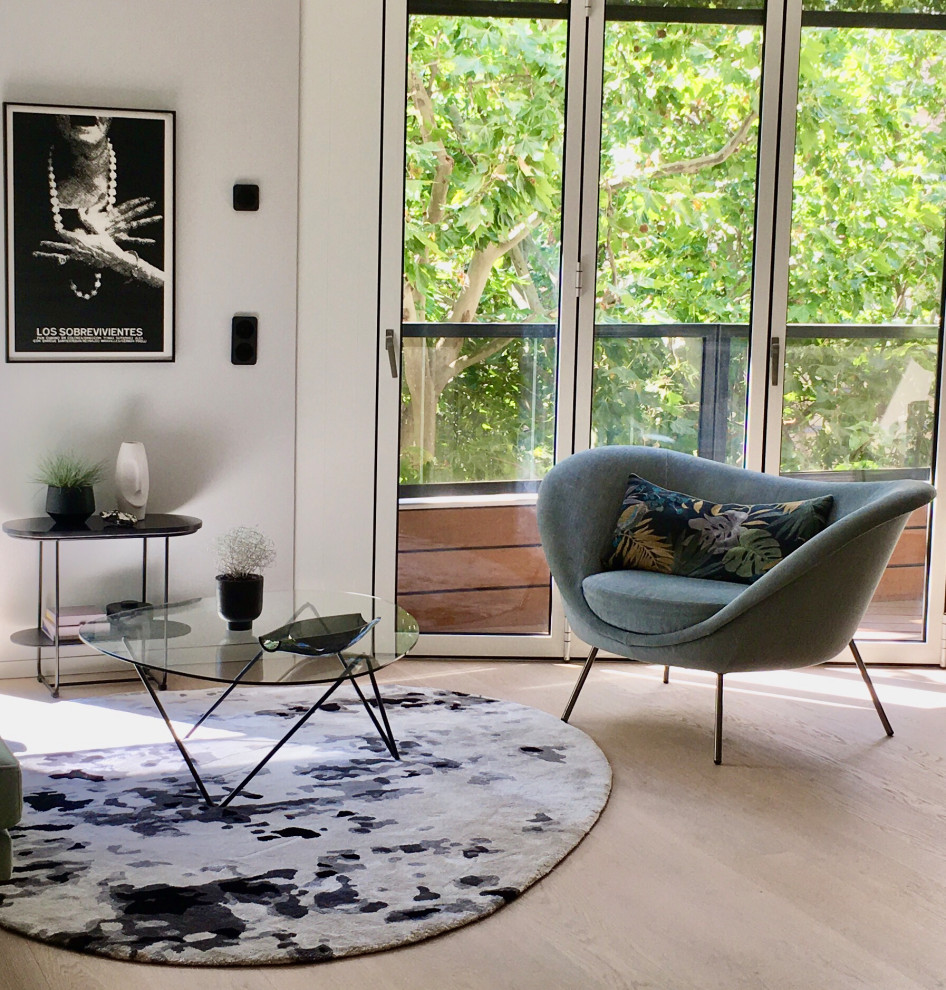Mittelgroßes, Offenes Retro Wohnzimmer mit grauer Wandfarbe, hellem Holzboden und Eckkamin in Berlin