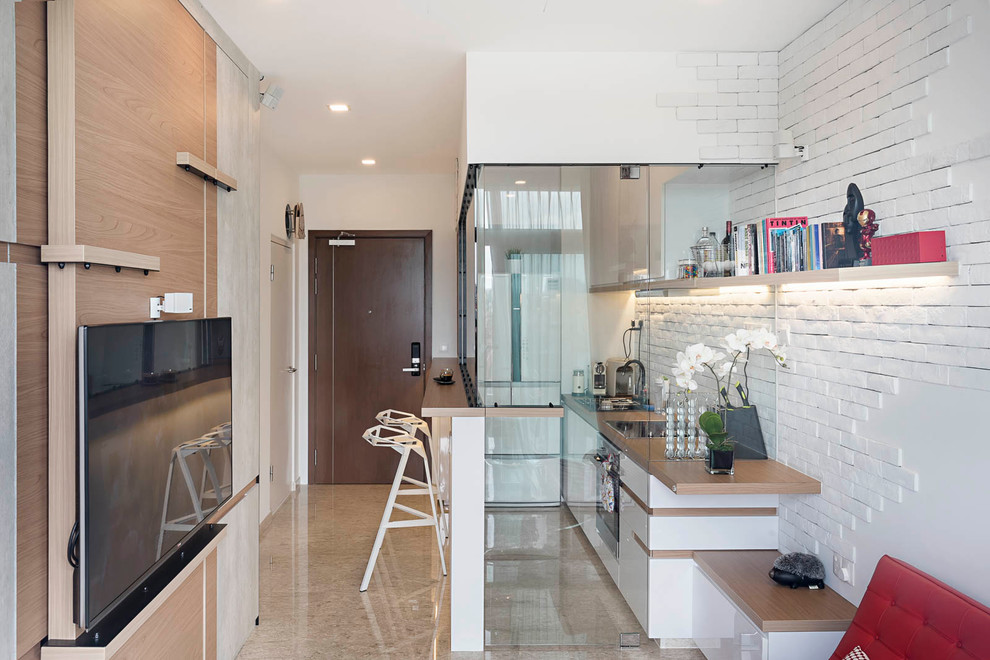 Kleines Modernes Wohnzimmer ohne Kamin mit weißer Wandfarbe und Marmorboden in Singapur
