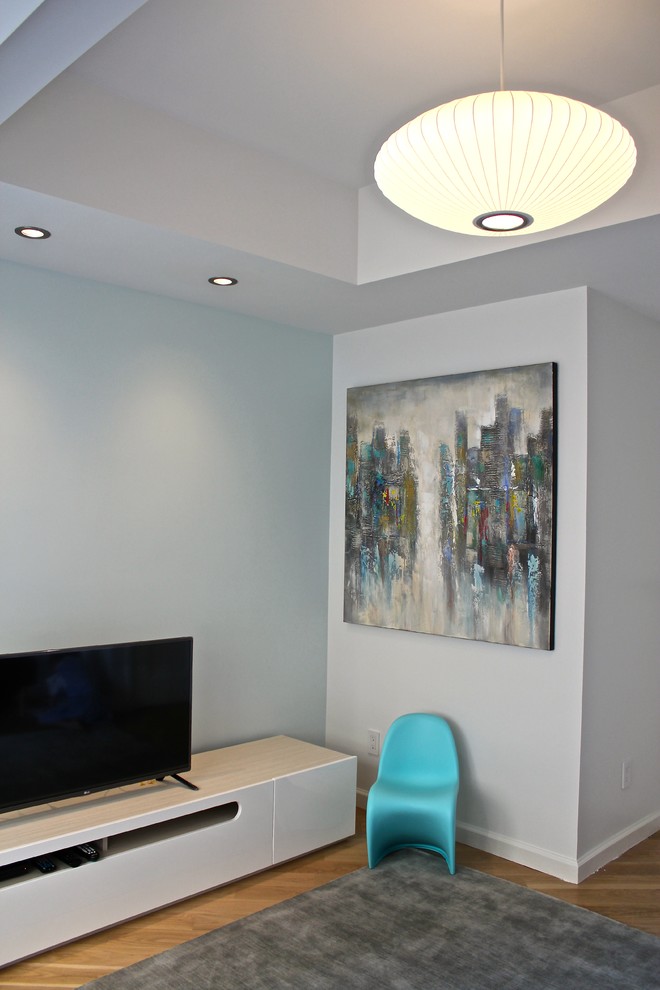 Стильный дизайн: большая парадная, открытая гостиная комната в современном стиле с белыми стенами, светлым паркетным полом и телевизором на стене - последний тренд