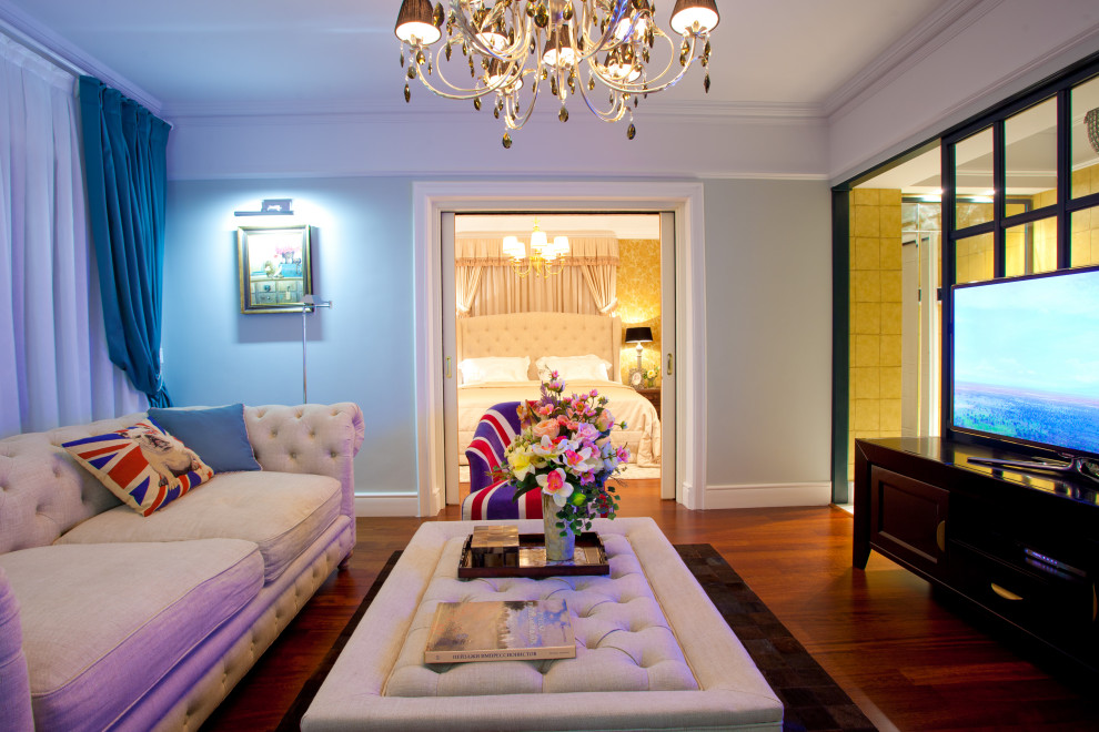 Пример оригинального дизайна: изолированная гостиная комната среднего размера в стиле фьюжн с синими стенами, темным паркетным полом, отдельно стоящим телевизором и коричневым полом