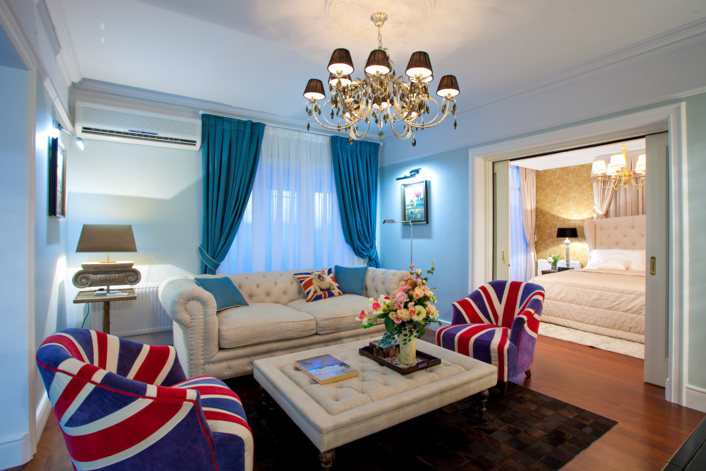 Стильный дизайн: изолированная гостиная комната среднего размера в стиле фьюжн с синими стенами, темным паркетным полом и коричневым полом - последний тренд