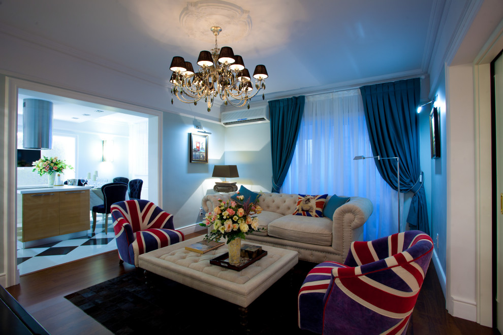 Пример оригинального дизайна: изолированная, объединенная гостиная комната среднего размера в стиле фьюжн с синими стенами, темным паркетным полом и коричневым полом
