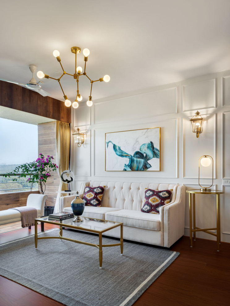 Mittelgroßes, Repräsentatives Modernes Wohnzimmer mit weißer Wandfarbe, braunem Boden und vertäfelten Wänden in Bangalore