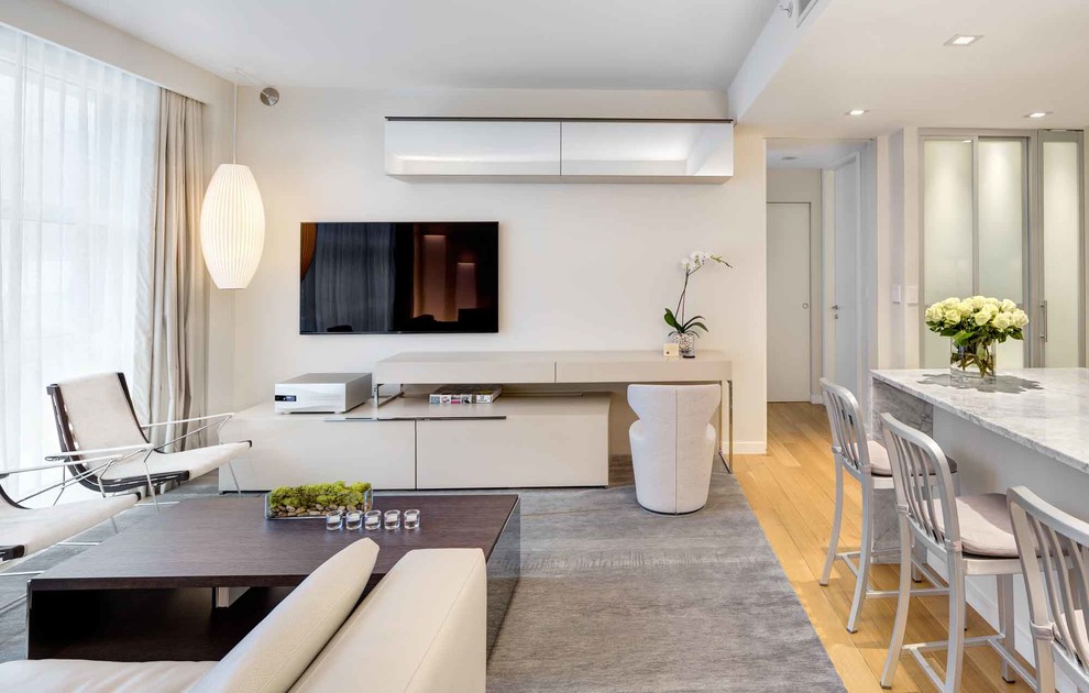 Mittelgroßes, Offenes Modernes Wohnzimmer ohne Kamin mit beiger Wandfarbe, hellem Holzboden, TV-Wand und braunem Boden in New York