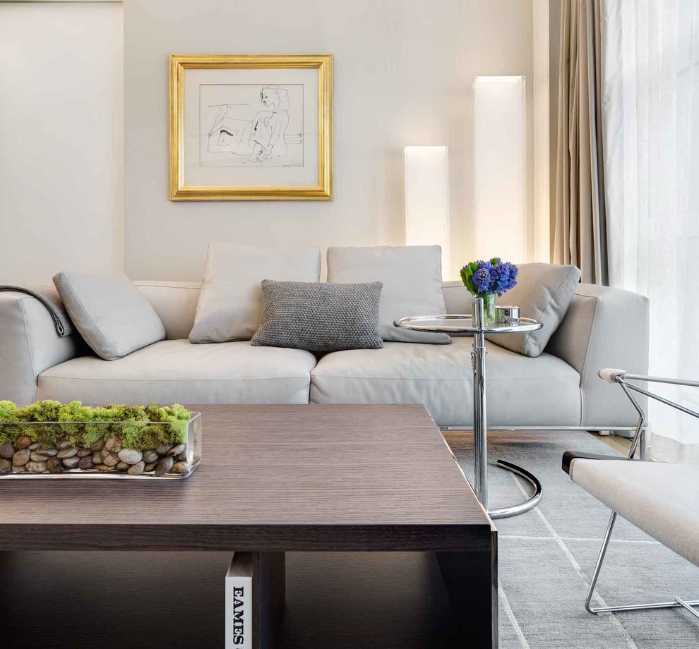 Idee per un grande soggiorno moderno aperto con pareti beige e TV a parete