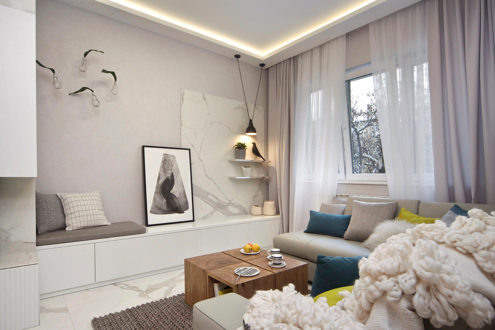Immagine di un soggiorno minimalista aperto con sala formale, pareti beige, pavimento in marmo, cornice del camino piastrellata, nessuna TV e pavimento bianco