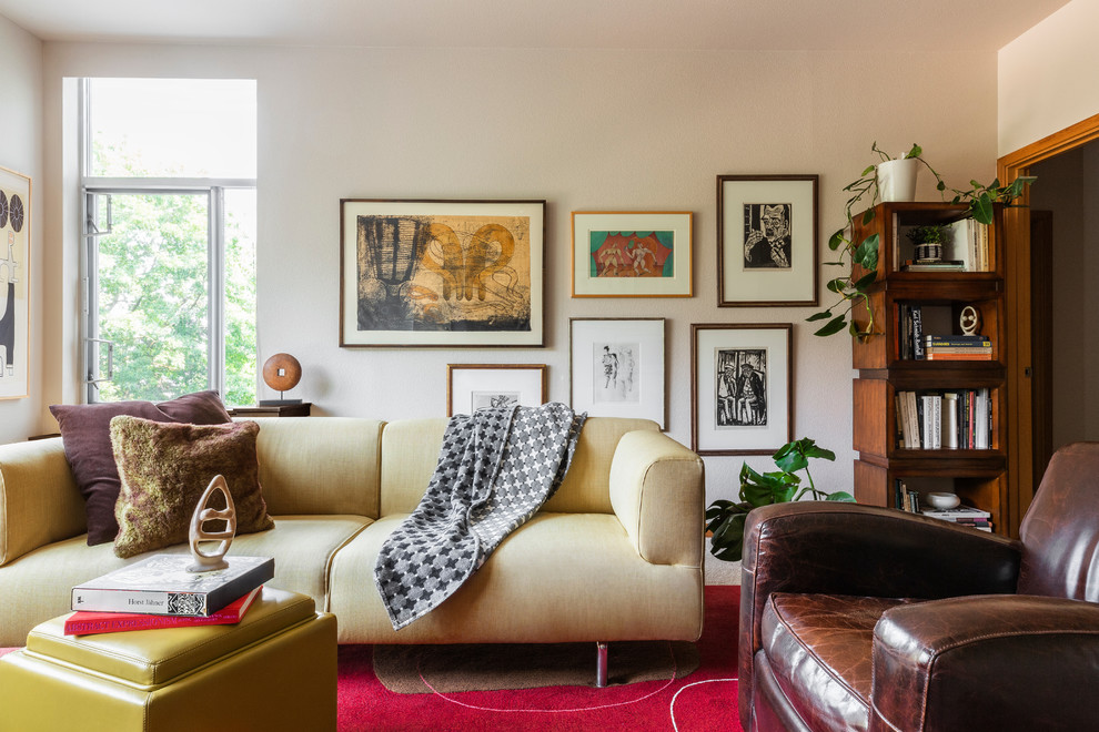 На фото: маленькая изолированная гостиная комната в стиле ретро с бежевыми стенами, ковровым покрытием, отдельно стоящим телевизором и разноцветным полом без камина для на участке и в саду