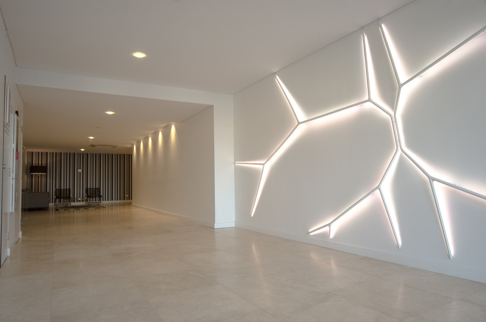 Idées déco pour un très grand salon contemporain ouvert avec un mur blanc, un sol en marbre et aucun téléviseur.