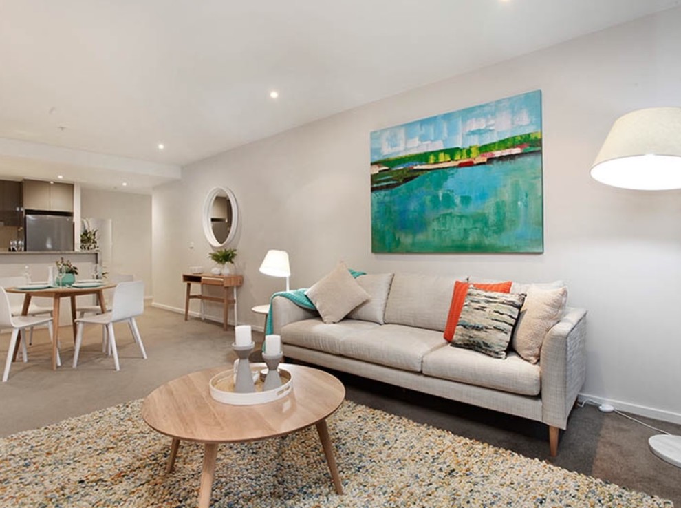 Esempio di un piccolo soggiorno contemporaneo aperto con pareti beige, moquette, TV autoportante e pavimento marrone