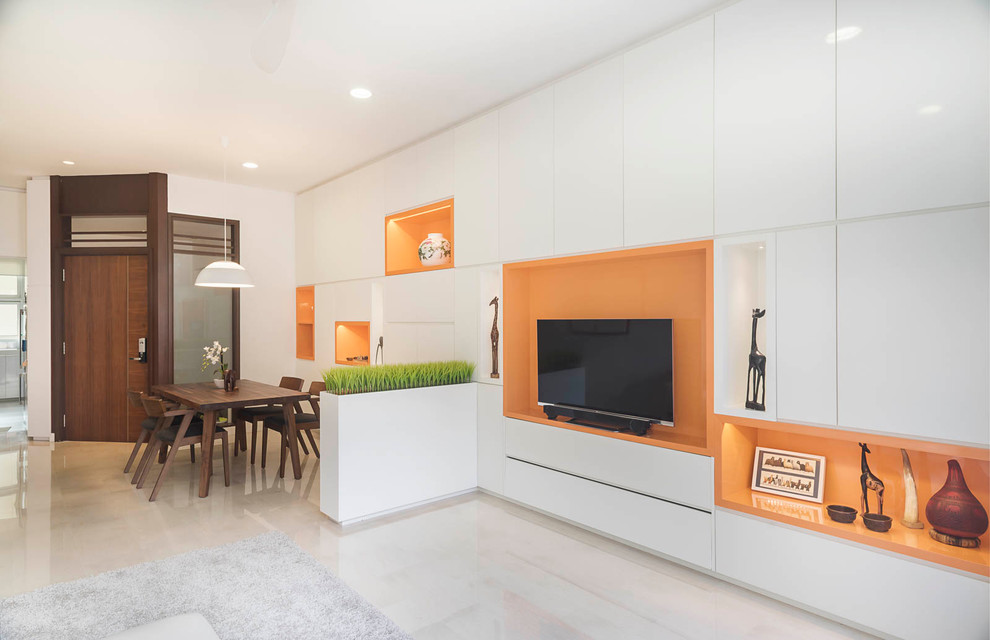 Modern inredning av ett mellanstort separat vardagsrum, med ett finrum, vita väggar, marmorgolv och en väggmonterad TV