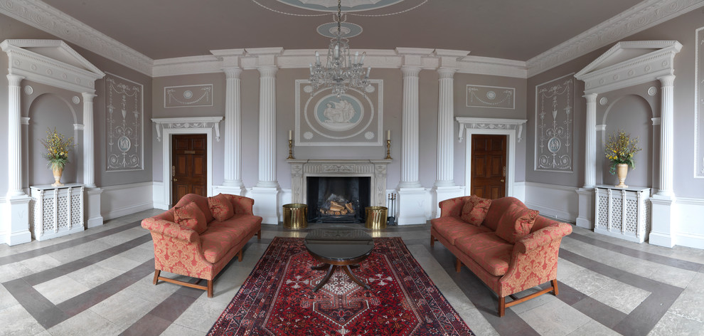 На фото: гостиная комната в классическом стиле