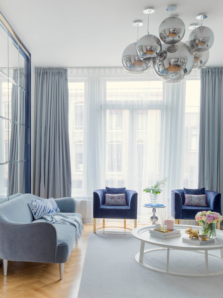 Repräsentatives, Abgetrenntes Modernes Wohnzimmer mit weißer Wandfarbe, braunem Holzboden und beigem Boden in Amsterdam