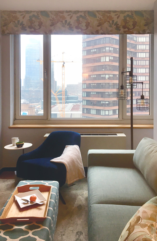 Foto di un piccolo soggiorno classico chiuso con pareti bianche, pavimento in legno massello medio, TV autoportante e pavimento marrone