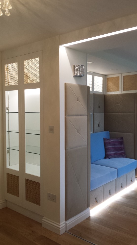 Идея дизайна: парадная, изолированная гостиная комната среднего размера в современном стиле с светлым паркетным полом и разноцветными стенами