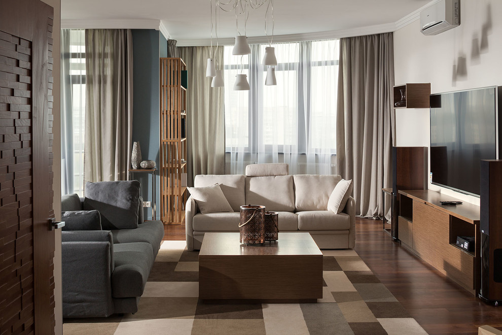 Ispirazione per un grande soggiorno design aperto con sala formale, pareti grigie, pavimento in legno massello medio, camino classico e TV a parete